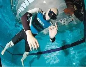 学游泳怎么蹬腿的视频_游泳初学者蹬腿教学视频_游泳初学者怎样蹬腿技巧